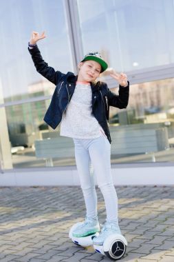 10 yıl yaşlı kız kendini elektrik kaykay Dengeleme tesisi