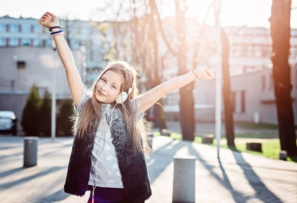 10 anos de idade menina feliz criança ouvir a música — Fotografia de Stock