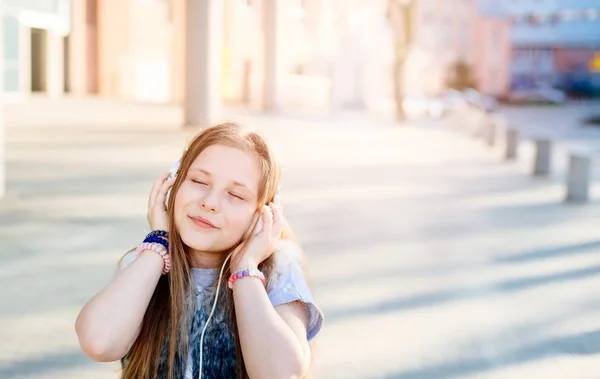 10 años niña feliz niño escuchar la música —  Fotos de Stock