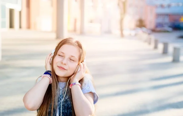 10 years old happy girl child listen to the music — Stock Photo, Image