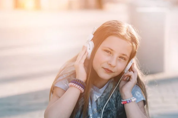10-летняя счастливая девочка слушает музыку — стоковое фото