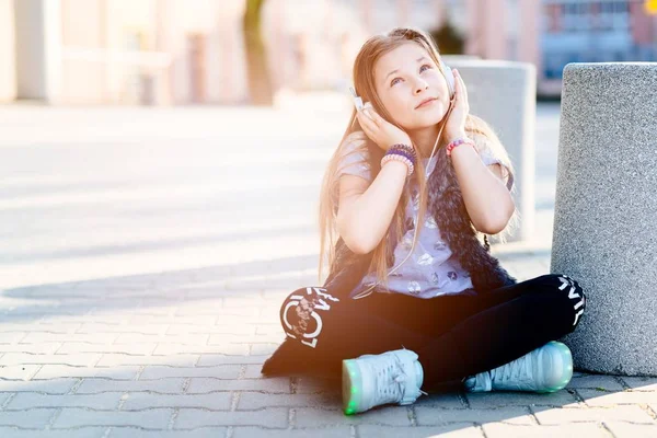 10 let staré šťastná dívka dítě poslouchat hudbu — Stock fotografie