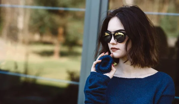 Chica joven sosteniendo broche de lana en la terraza . — Foto de Stock