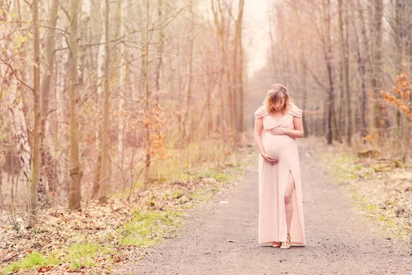 Glücklich schwangere Frau entspannt und genießt das Leben — Stockfoto