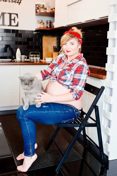 Retrato de joven mujer embarazada feliz con gato — Foto de Stock