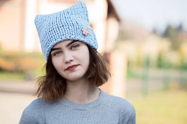 Retrato de chica hipster joven en gorra de lana gris — Foto de Stock