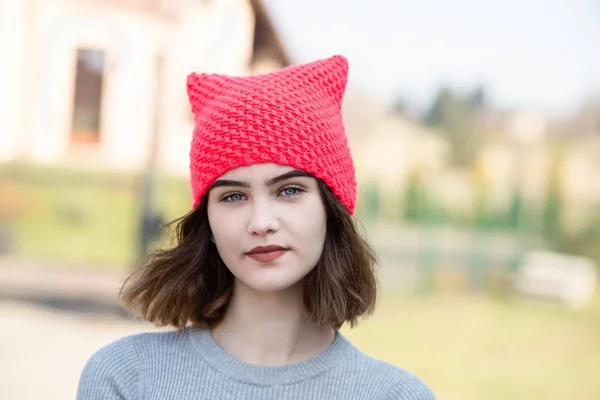 Retrato de chica hipster joven en gorra de lana rosa — Foto de Stock