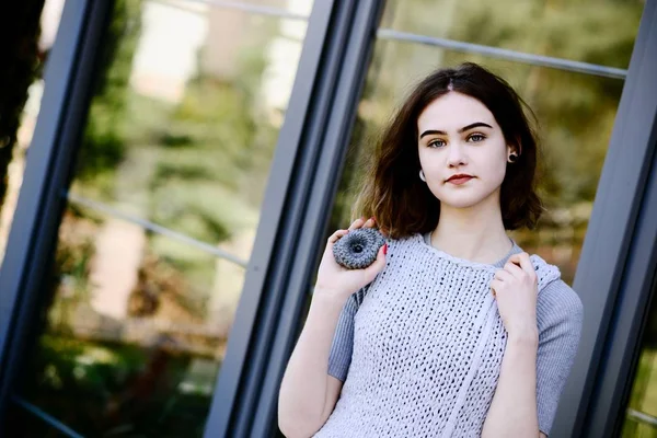 Retrato de chica hipster joven en vestido de lana gris — Foto de Stock