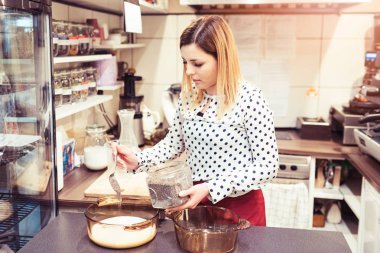 Bovling oynamaya şeker ekleyerek kafe işçisi kadın