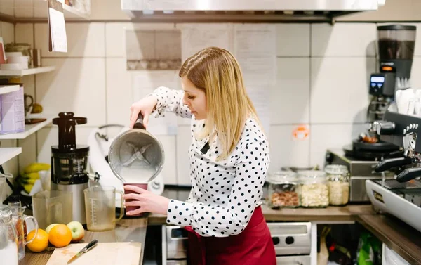 Női café munkavállaló csinál egy tejjel-koktél — Stock Fotó