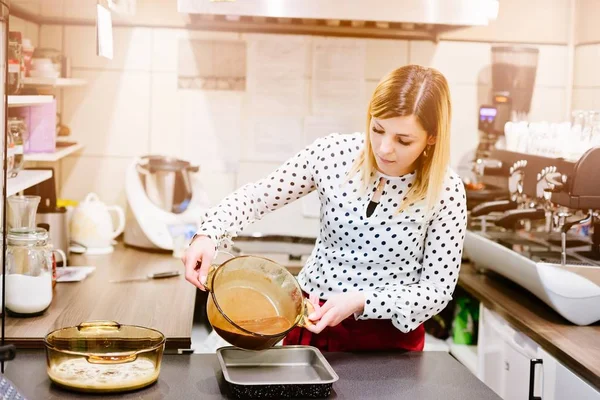 Kadın Cafe çalışan taze kek hazırlama — Stok fotoğraf