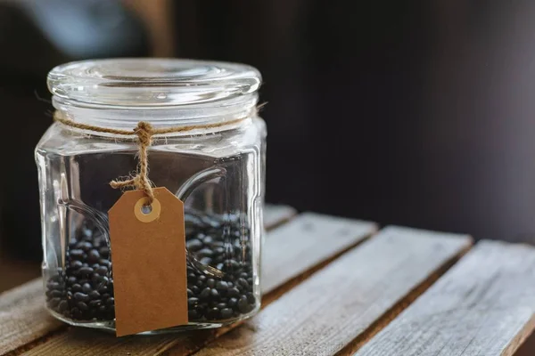 Glazen pot met zwarte bonen — Stockfoto