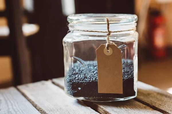 Pot en verre avec lentilles noires — Photo