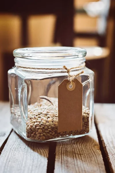 Glazen pot met groene linzen — Stockfoto