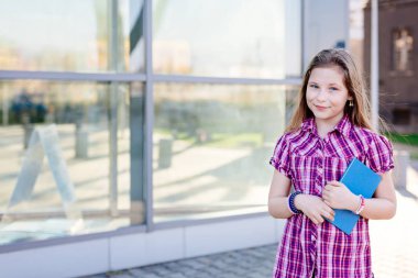 Bir kitap on yaşında mavi gözlü kız öğrenci