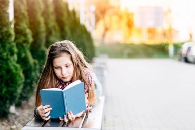 Kız parkta bankta yalan bir kitap okuma