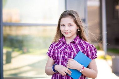 Bir kitap on yaşında mavi gözlü kız öğrenci