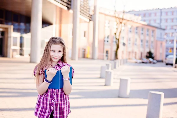 Tien jaar oude blauwe eyed schoolmeisje lezen van een boek — Stockfoto