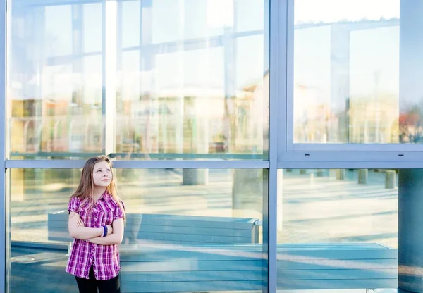 Dziewczyna, stojący w pobliżu szkoły i patrząc w górę — Zdjęcie stockowe