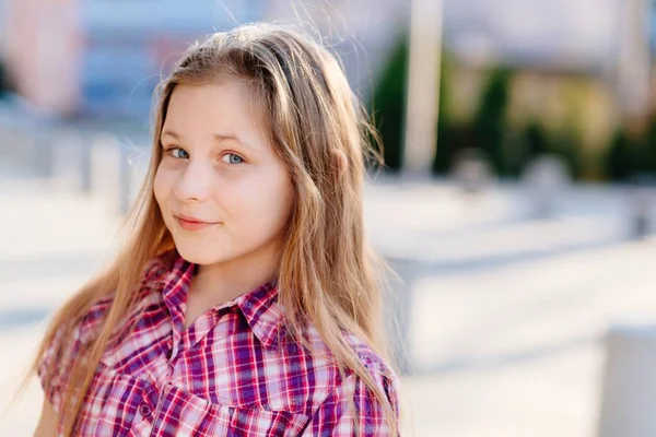Πορτρέτο του κορίτσι δέκα χρόνια ευτυχισμένος ξανθά μαλλιά — Φωτογραφία Αρχείου