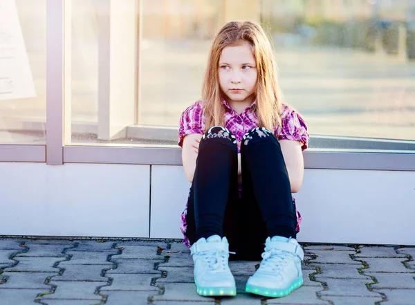 Ofendida niña de diez años de ojos azules en la ciudad — Foto de Stock