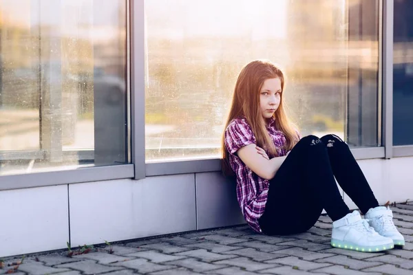 Ofendida niña de diez años de ojos azules en la ciudad — Foto de Stock