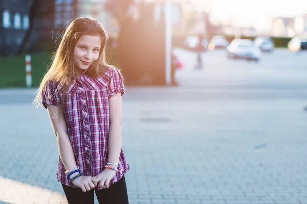 Porträtt av glad blont hår tio år flicka — Stockfoto