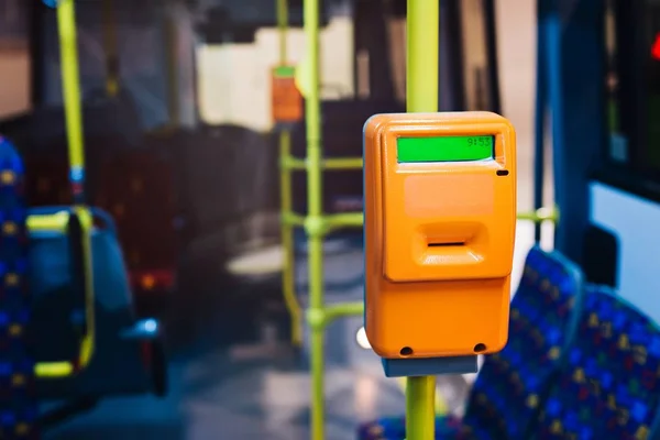 Validador de billetes moderno en autobús urbano —  Fotos de Stock