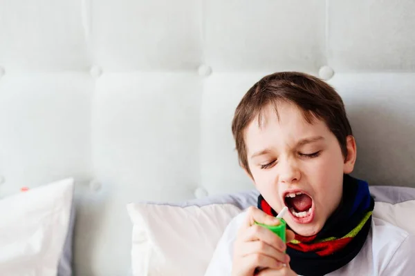 Kleines Junge Kind inhaliert seine Kehle mit Spray-Inhalator — Stockfoto