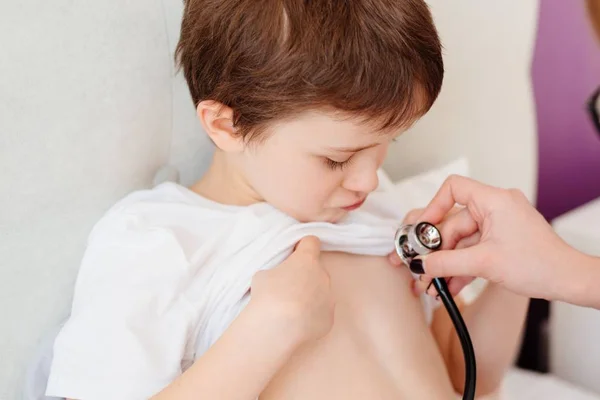 Niño pequeño está examinando por un médico con estetoscopio — Foto de Stock
