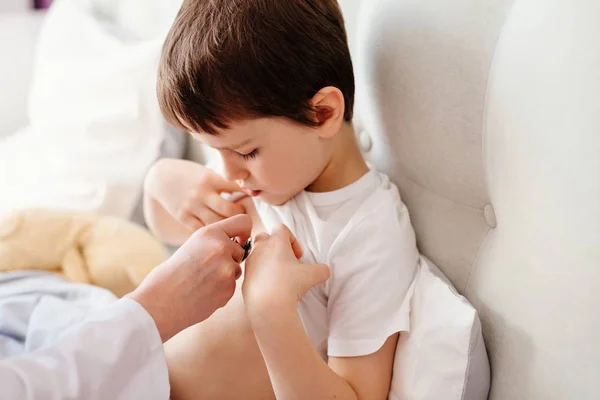 Niño pequeño está examinando por un médico con estetoscopio — Foto de Stock