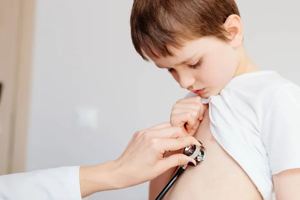 Niño pequeño de 7 años es examinado por un pediatra — Foto de Stock