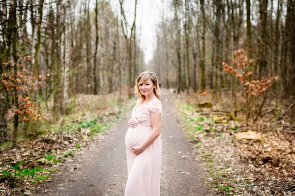 Donna incinta all'aperto rilassante nella foresta — Foto Stock