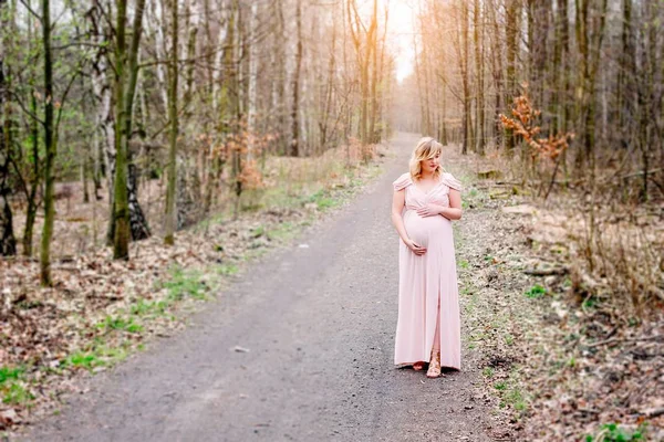 Těhotná žena venku relaxační v lese — Stock fotografie