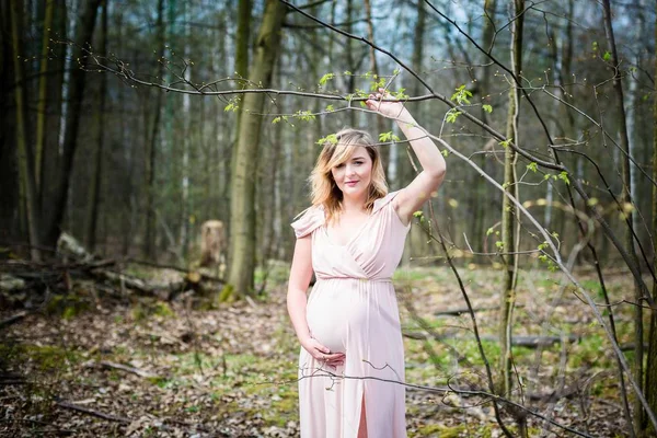 Mujer embarazada al aire libre relajándose en el bosque — Foto de Stock