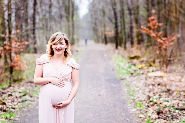 Zwangere vrouw buiten ontspannen in bos — Stockfoto