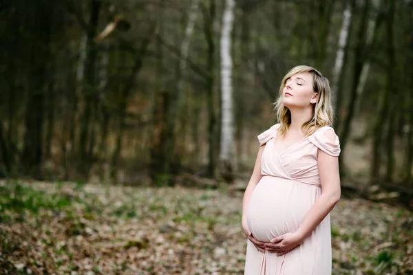 Felice giovane donna incinta rilassata nel parco — Foto Stock