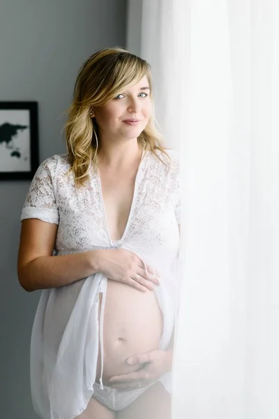 Futura mamma donna incinta in piedi davanti alla finestra — Foto Stock
