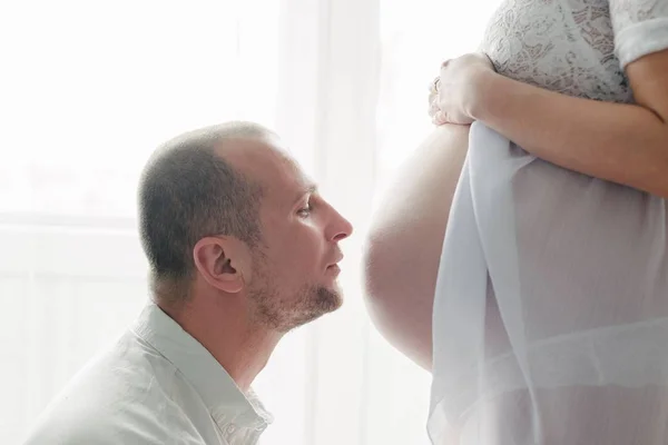 Feliz marido beijando barriga . — Fotografia de Stock