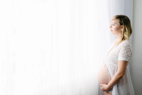 Vacker ung gravid kvinna i underkläder och vit skjorta — Stockfoto