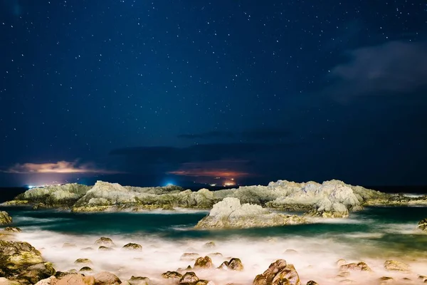 Vista nocturna en el océano — Foto de Stock
