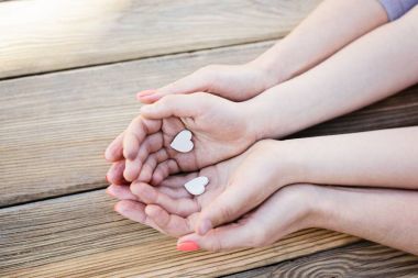 Çocuk ve kalp elinde tutan anne