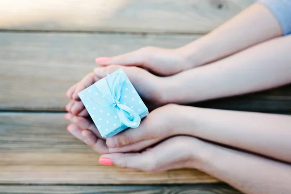 Bambino e donna in possesso di piccola scatola regalo — Foto Stock