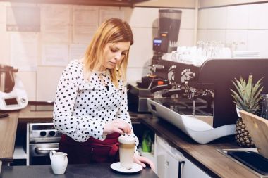 Kadın barista Cafe'de Latte sanat yapma.