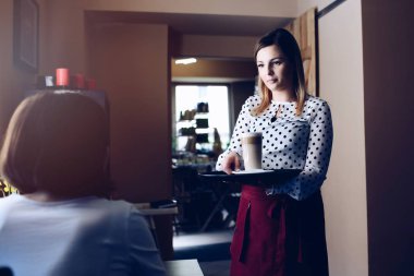 Genç garson kahve latte garson önlük