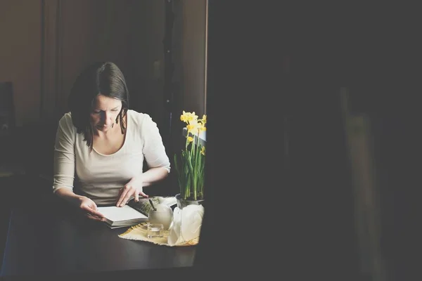 Woman relaxing and reading book — Stock Photo, Image