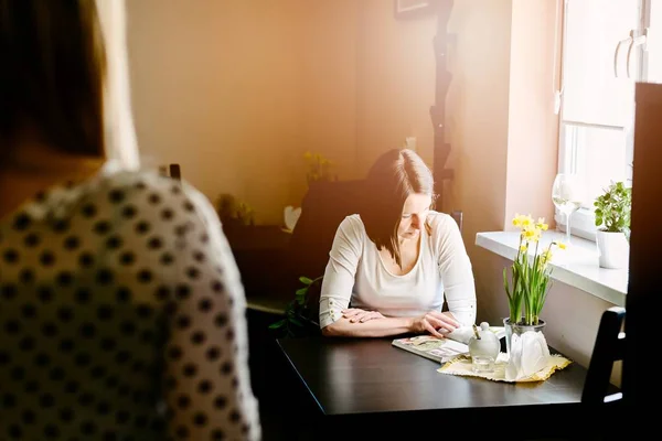 Woman relaxing and reading book — Stock Photo, Image