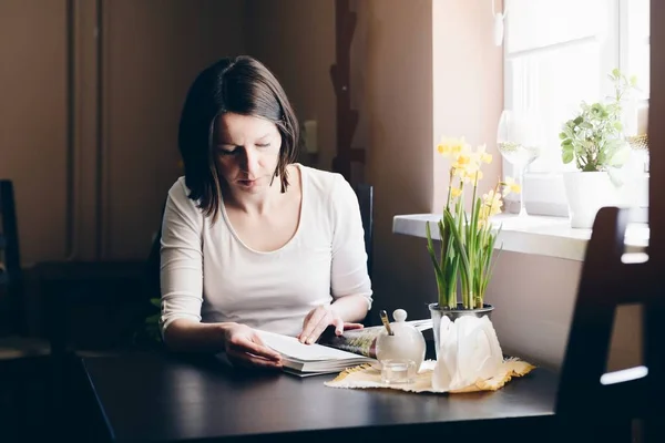 Mulher Relaxante e livro de leitura — Fotografia de Stock