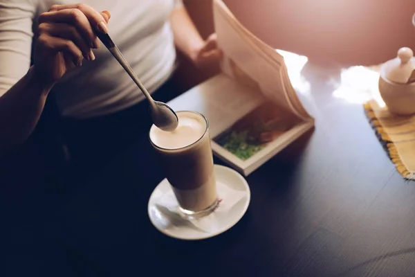 Vrouw café klant caffe latte mengen met lepel — Stockfoto