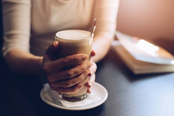 Vrouw café klant genieten van haar koffie — Stockfoto